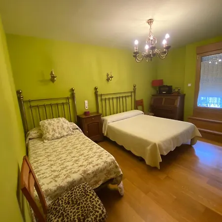 Monica Хостел Сильеруэло-де-Бесана